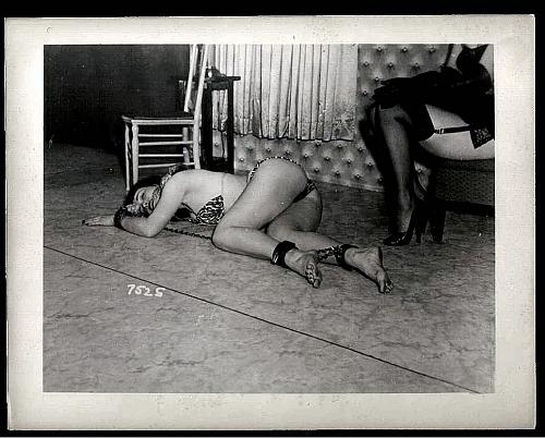 BETTY PAGE BONDAGE POSE IRVING KLAW VINTAGE PHOTO 4X5 #7525