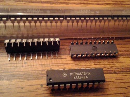 Lot of 18: Motorola MC74ACT541N