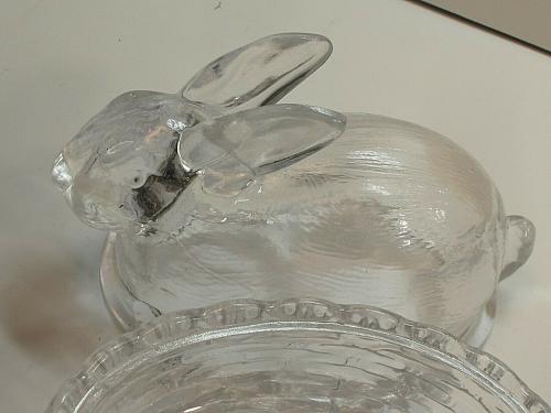 L.E Smith Glass covered BUNNY bowl CLEAR