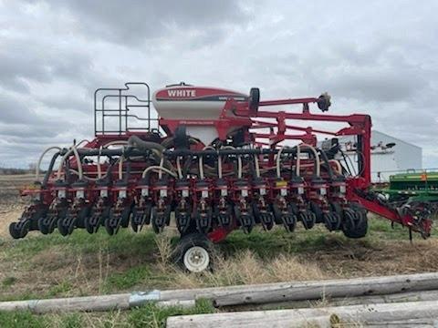 2009 White 8831 Planter