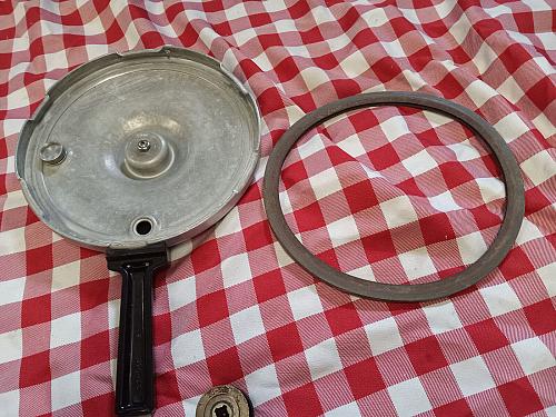 Vintage Presto 4-Quart Aluminum Pressure Cooker- Model 021001- With Jiggler