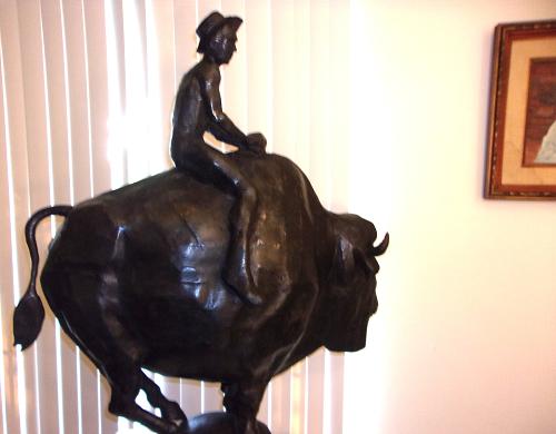 Mid Century Modern 1981 G.M. Buffalo Sculpture &ndash; Vintage