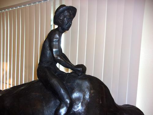 Mid Century Modern 1981 G.M. Buffalo Sculpture &ndash; Vintage