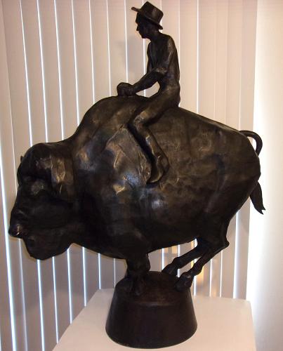 Mid Century Modern 1981 G.M. Buffalo Sculpture &ndash; Vintage