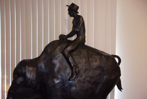 Mid Century Modern 1981 G.M. Buffalo Sculpture &ndash; Vintage
