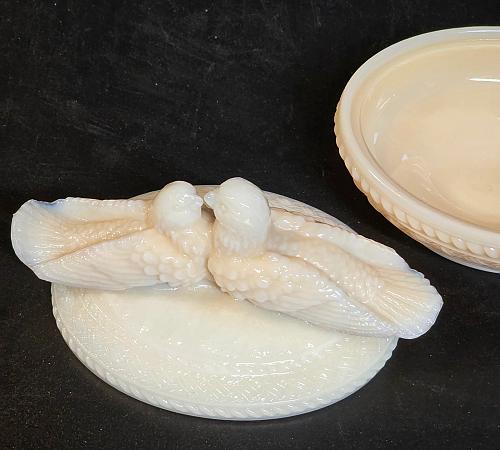 Westmoreland custard Glass kissing doves covered candy dish
