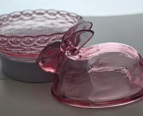 L.E. SMITH pink glass covered bunny dish