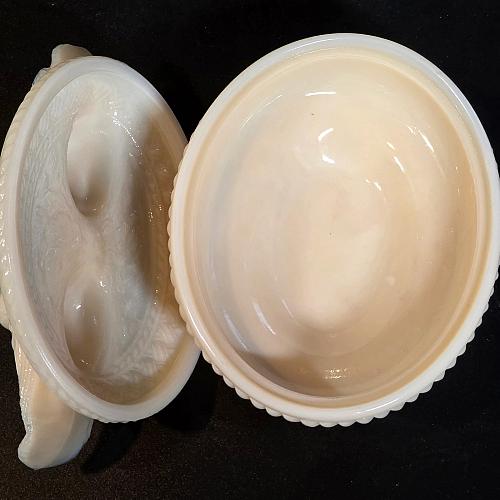 Westmoreland custard Glass kissing doves covered candy dish