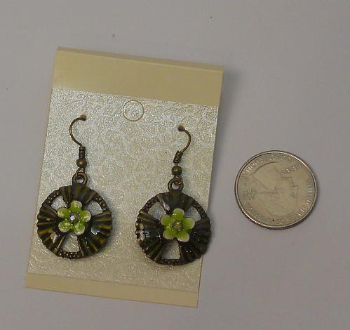 Women Green Flower Earrings Drop Dangle Brassy Gold Tones Hook Fasteners Unbrand