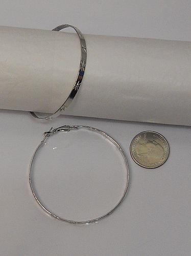 Women Etched Metal Hoop Earrings Silver Tones Leverback Fasteners FASHION JEWELR