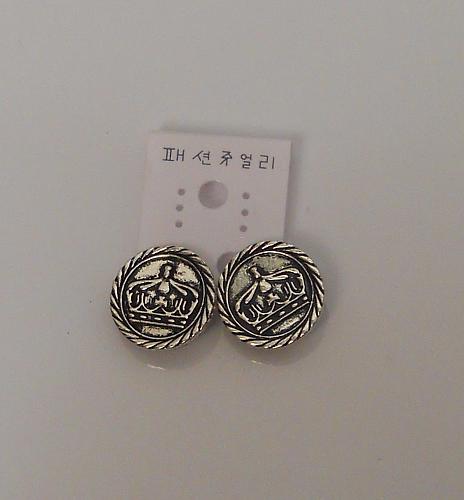 Women Fashion Earrings Huggies Silver Tones Clip On Fasteners Unbranded