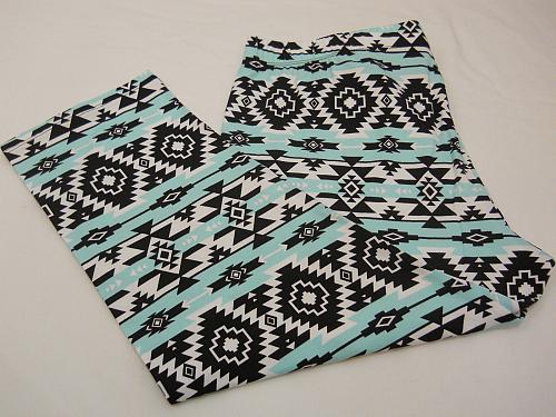 Women Capri Leggings Mint Aztec Print SIZE 2XL Inseam 22 Cropped Legs