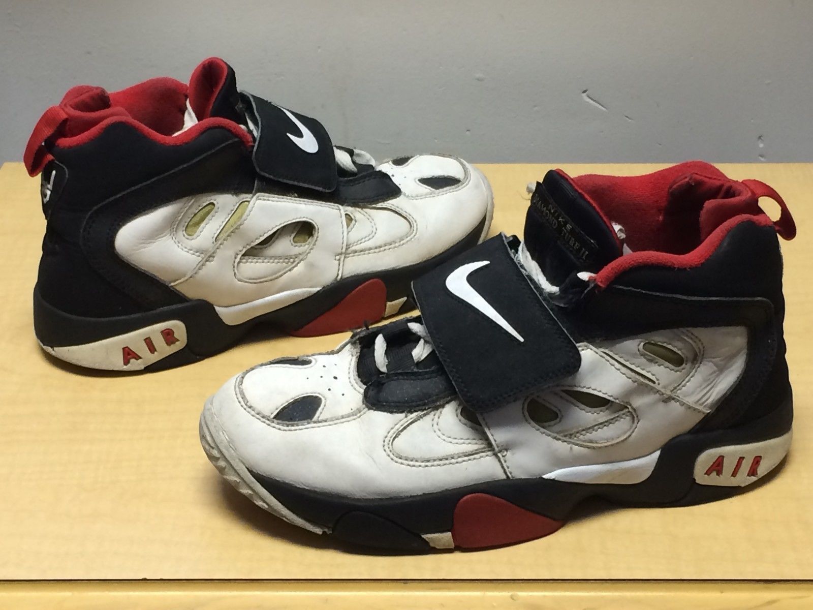 navy blue nike tennis shoes